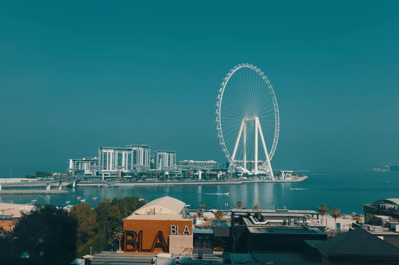 Остров Bluewaters и колесо Ain Dubai рядом с пляжем JBR и панорамой Дубай Марина.